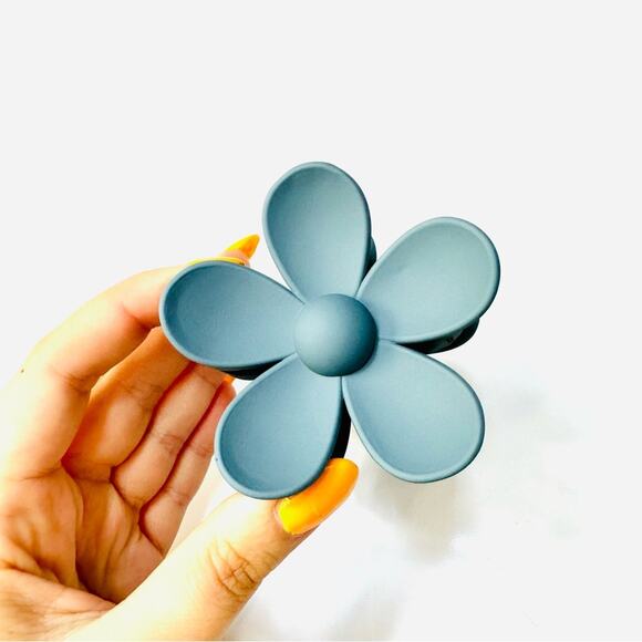 NEW FREE PEOPLE Steel Grey Gray Daisy Flower Claw Clip Hair Retro Oversized Updo - Picture 8 of 8